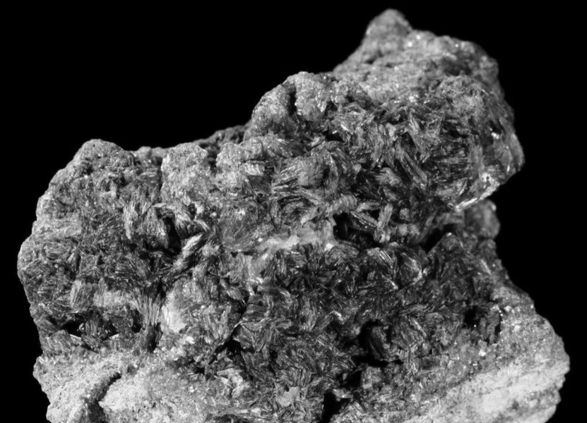 Minerai d'uranium en noir et blanc