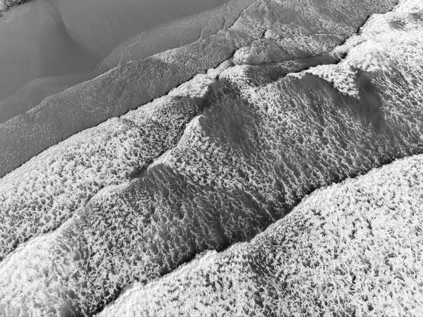 Vue aérienne de vagues en noir et blanc
